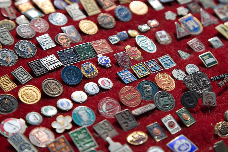 Dijelile su se mjesto ordenja-značke SFRJ<br src=