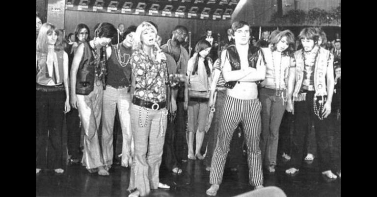 U beogradskom Ateljeu 212 je premijerno izvedena predstava Kosa – 19.05.1969.-YU KALENDAR<br src=