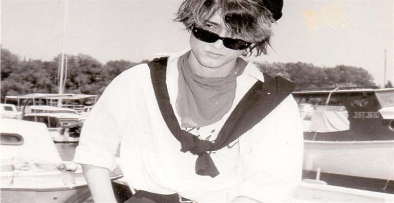 Prepoznajete li jugoslovenskog pjevača s fotografije?<br src=