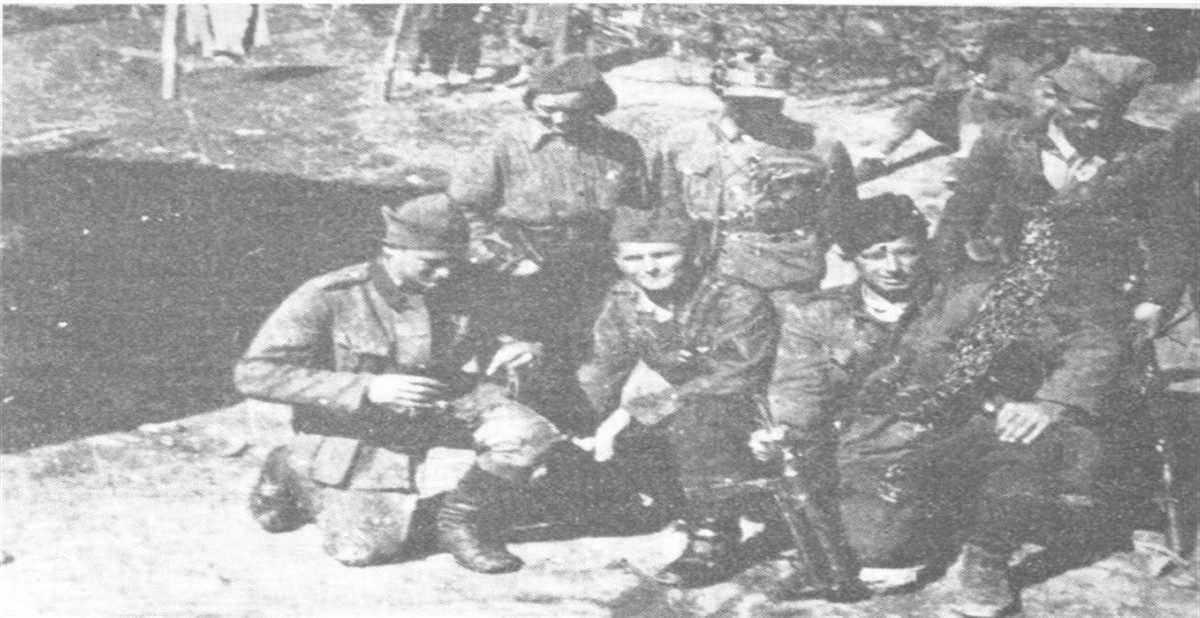Stab 1. majevičke brigade pred petu neprijateljsku ofanzivu. Stoje: Mitra Mitrović,Vukašin Subotić i Veso Radojčić. Kleče: Pavle Goranin, Pero Kosorić i Ratko Perić.